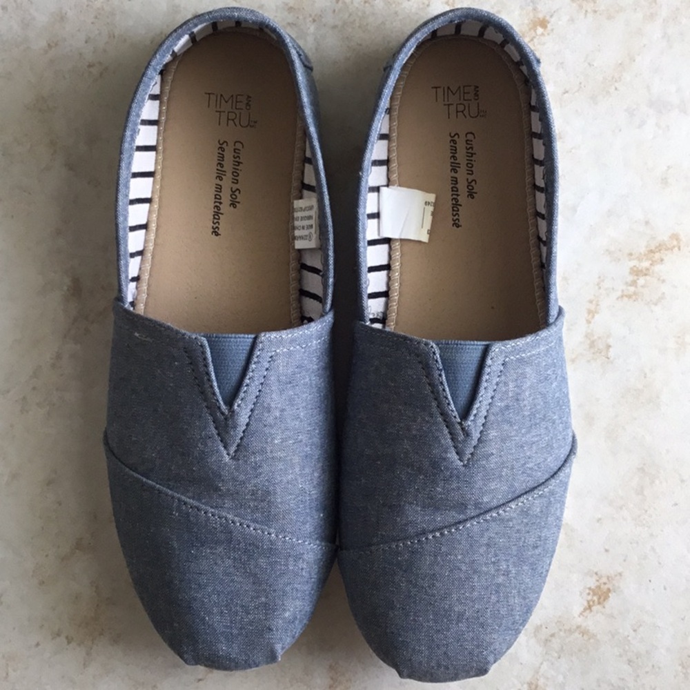 Time and Tru Women’s Blue Slip-On Loafers - size 9